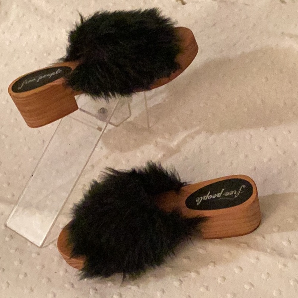 NNB Free people black faux fur & wood low heels sandals # 38/ 7.5 M